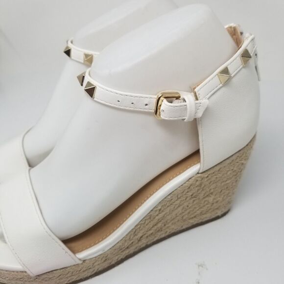ESPRIT WHITE WEDGE SANDALS SIZE 6.5. PU LEATHER. - Picture 4 of 15